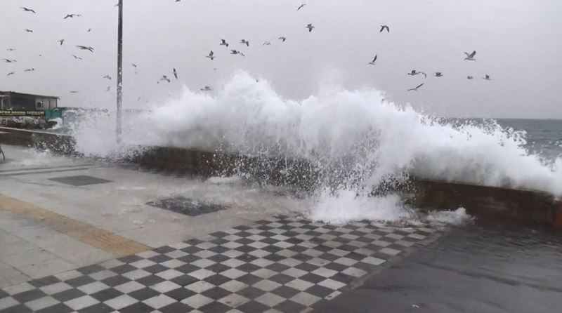 Tekirdağ’da şiddetli fırtına: Dev dalgalar kıyıya vurdu
