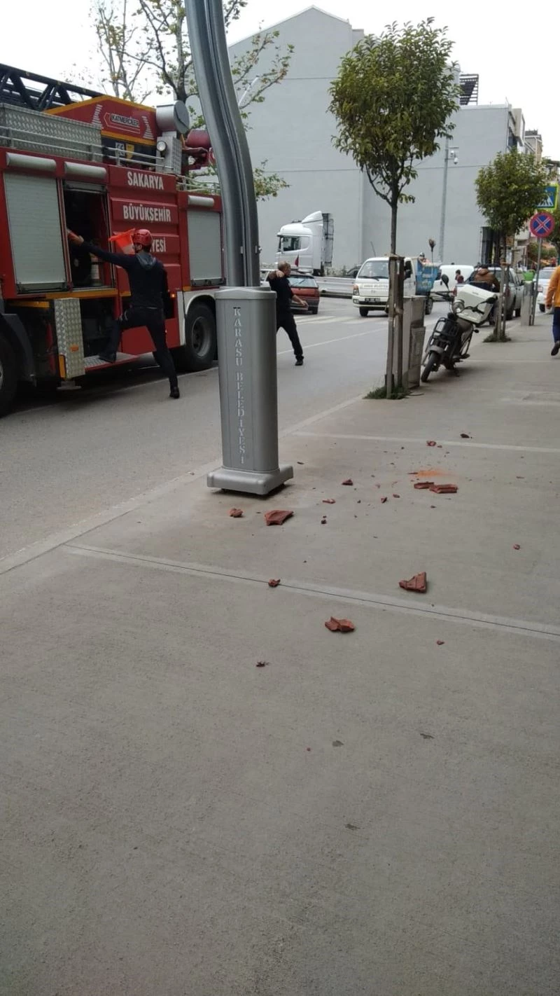 Rüzgar şiddetini artırdı, çatıdaki kiremitler yola düştü
