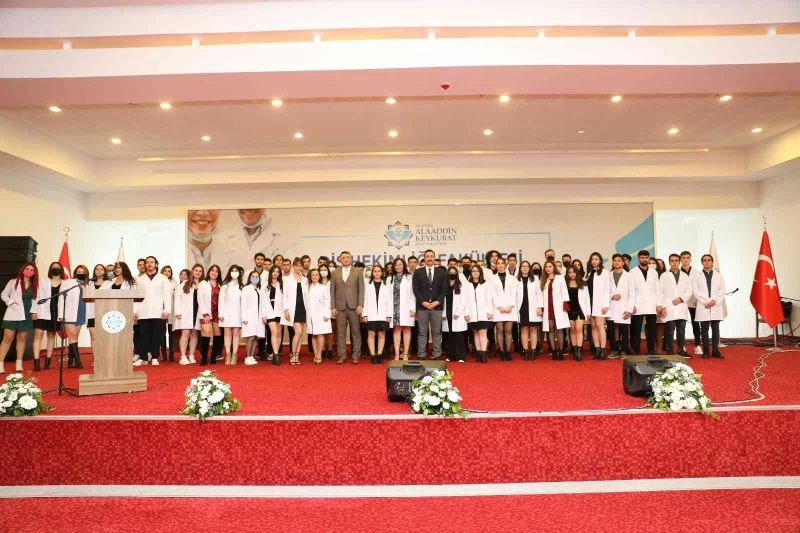 ALKÜ’lü hekim adayları, beyaz önlüklerini giydi
