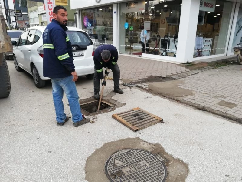 Yağışlar öncesinde yağmur suyu kanalları temizlendi
