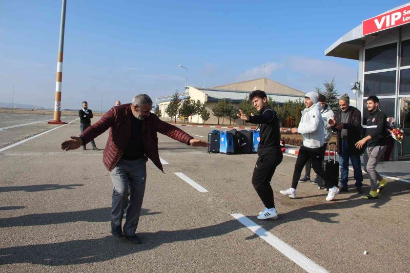 Olimpiyat kotası alan Furkan, başarısını davul zurna eşliğinde oynayarak kutladı
