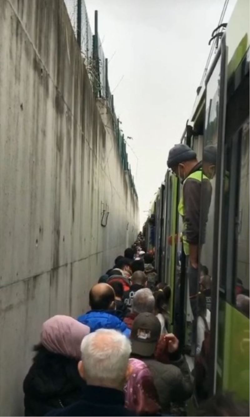 Bursa’da fırtına sebebiyle metro arıza yaptı, yolcular tahliye edildi

