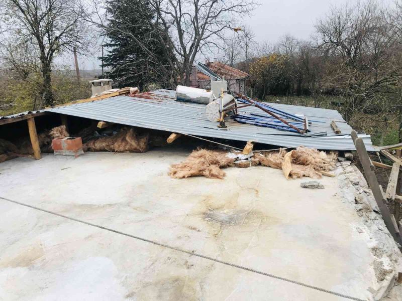 Çanakkale’de fırtına bir evin çatısını uçurdu
