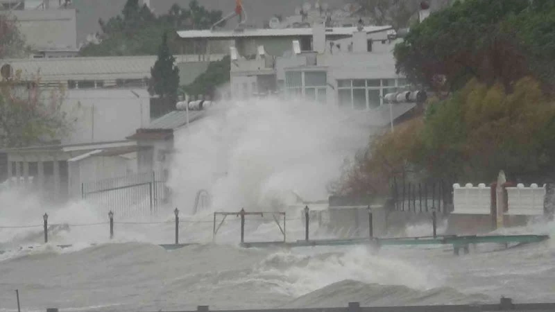Yüksekliği 5 metreyi bulan dev dalgalar sahilleri dövüyor
