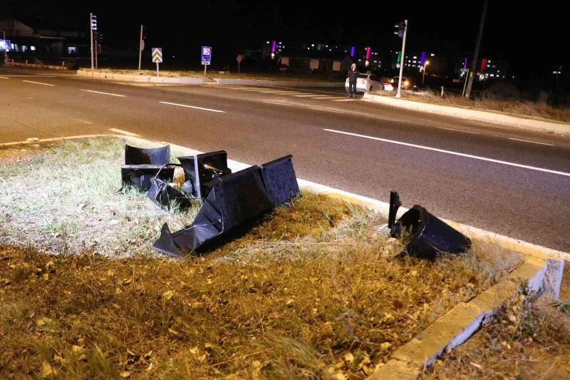 Şiddetli rüzgar trafik lambalarını yerinden söktü
