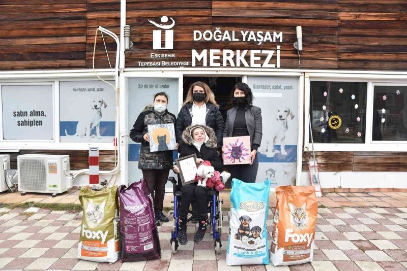 Eda’nın yüreğinden can dostlara mama bağışı
