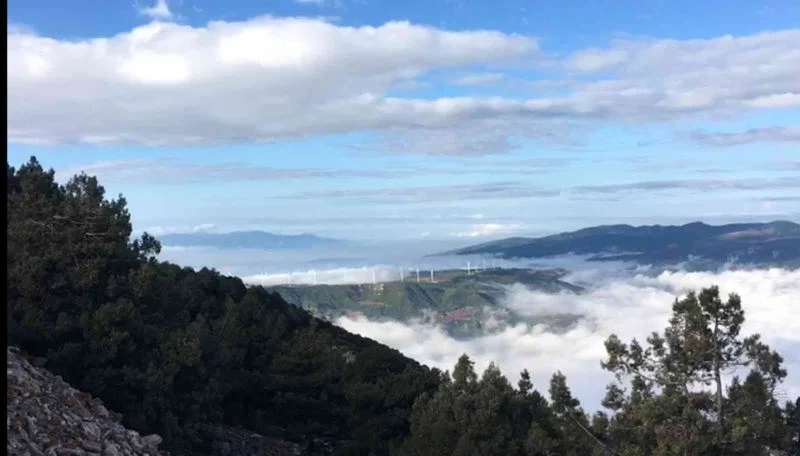 Spil Dağı üzerindeki bulutlar görsel şölen oluşturdu
