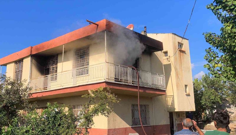 Mersin’de yangın: Çocuğunu yanan odadan kurtardı
