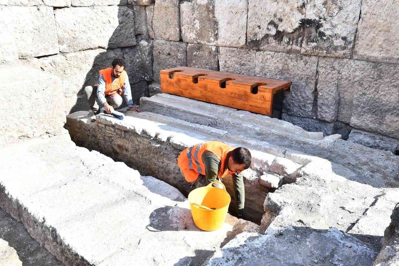 İzmir’de heyecanlandıran buluntu: Antik tiyatro kulisinde ilk antik tuvalet
