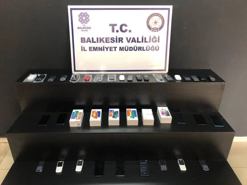 Balıkesir’de polis kaçak telefona ’sinyal’ çaktı
