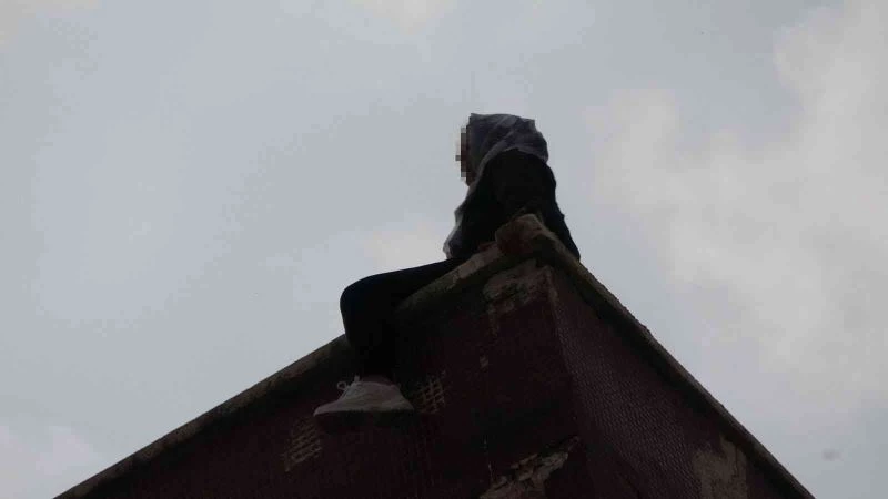 Çocuğunu göremediği için intihar etmek isteyen anneyi polis vazgeçirdi
