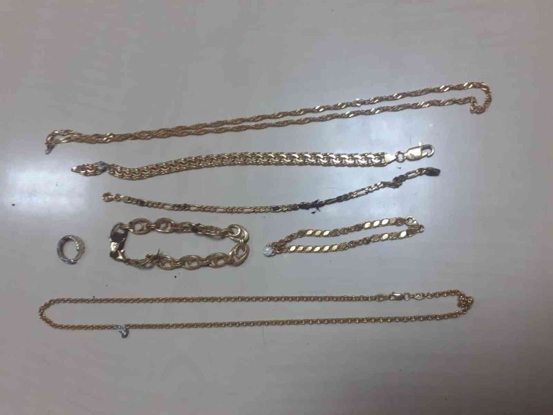 Fethiye’de kuyumcuya sahte altın satmak isteyen 3 şüpheliye suçüstü yakalandı

