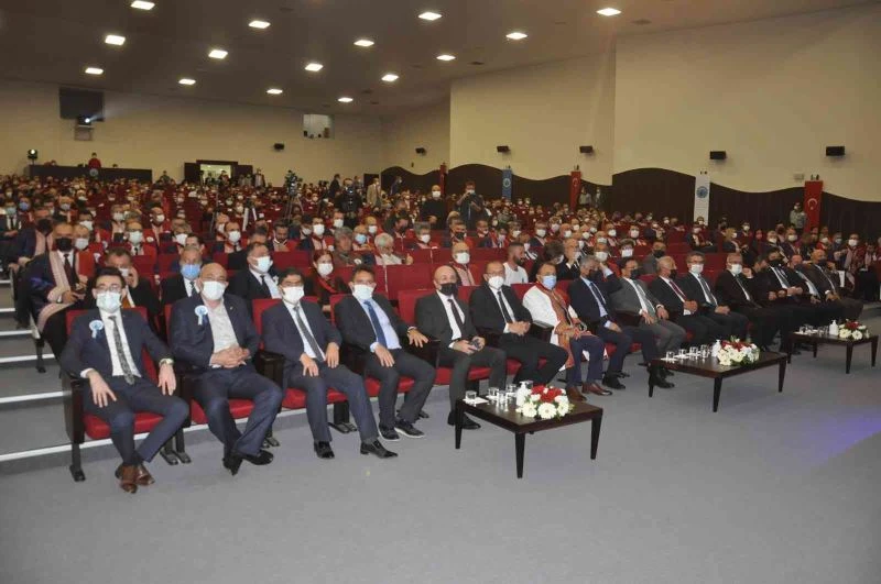 Alpaslan, üniversitelerin şehirler için önemine dikkat çekerek:
