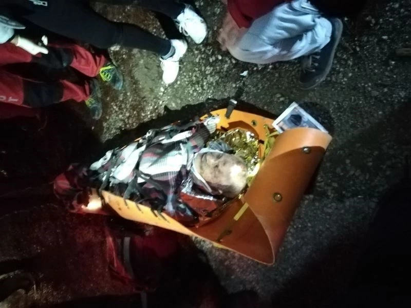 Dağda kaybolan yaşlı adam için yağmur çamur dinlemediler
