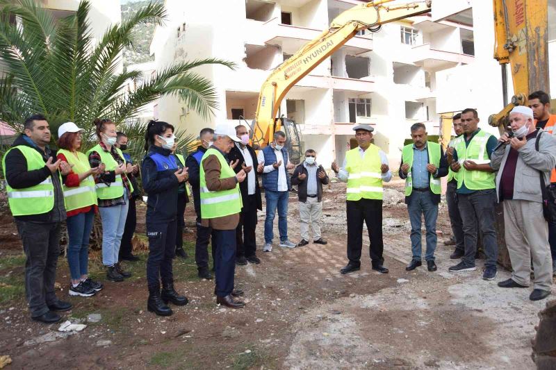 Finike’de kentsel dönüşüm için ilk yıkım başladı
