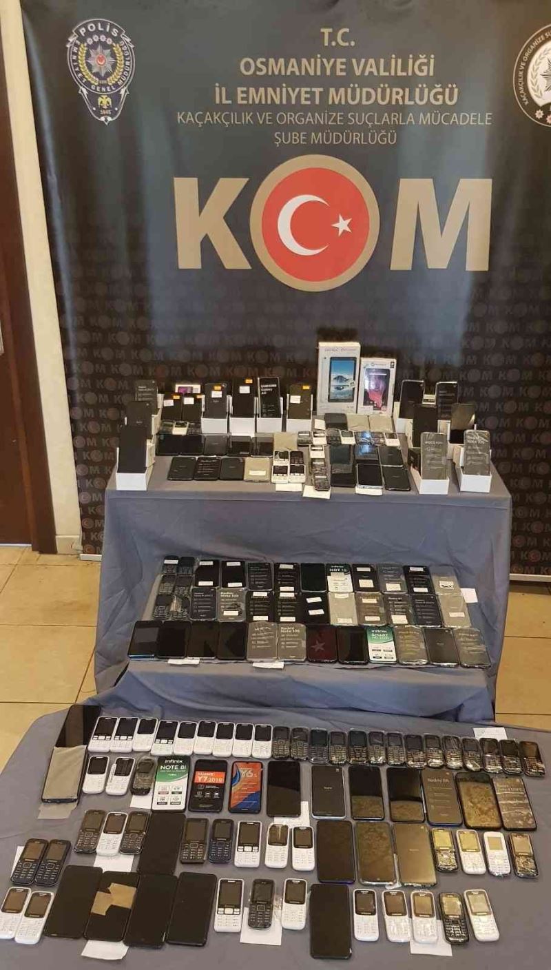 Osmaniye’de 159 adet gümrük kaçağı cep telefonu ele geçirildi