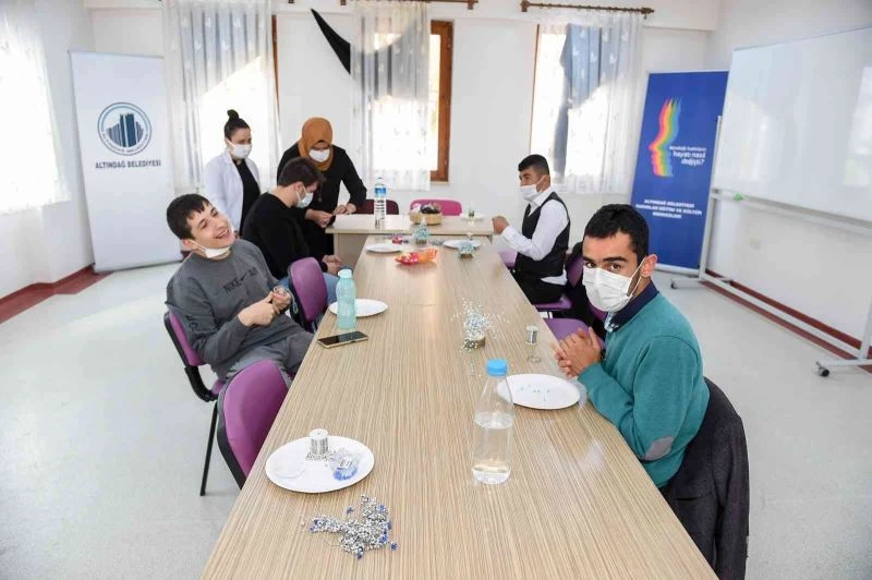 Engelli bireylere boncuk terapisi
