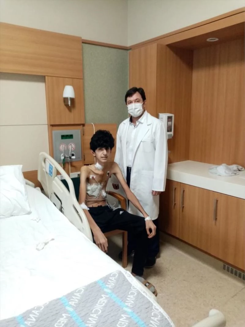 Göğüs kafesi çökük olan Iraklı Ahmed, şifayı İstanbul