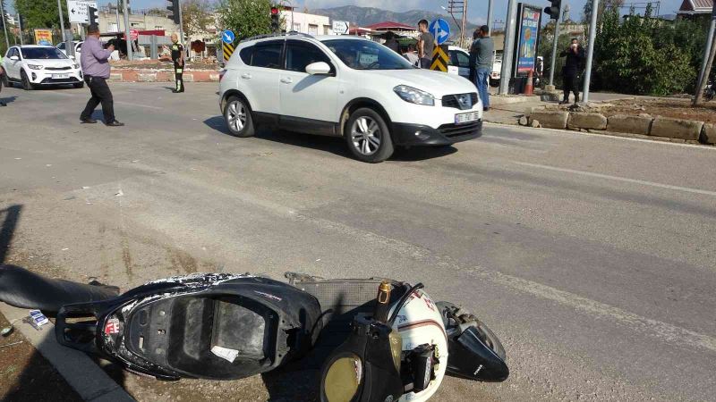 Kozan’da elektrikli bisiklet ile otomobil çarpıştı: 2 yaralı
