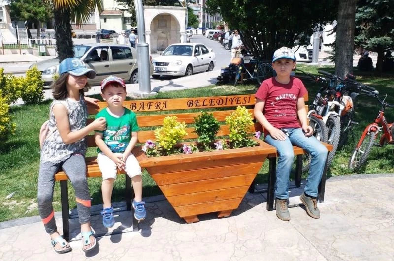 Bafra’nın kent mobilyaları belediye atölyesinde üretiliyor
