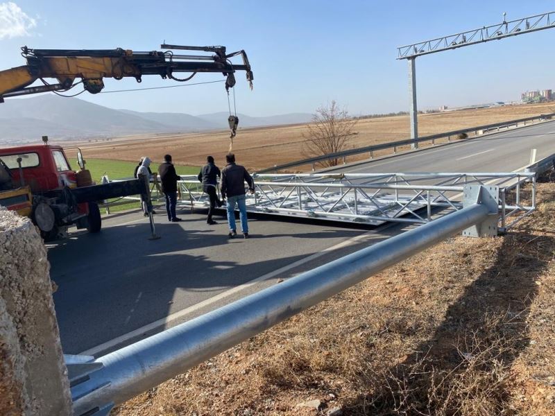 Karaman’da devrilen EDS levhası şehirlerarası yolu trafiğe kapattı
