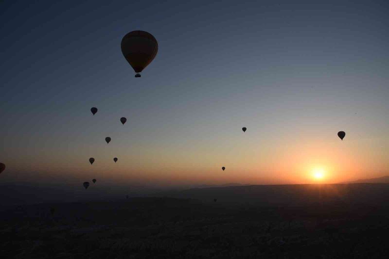 Kapadokya’da fırtına nedeniyle balon uçuşları iptal edildi
