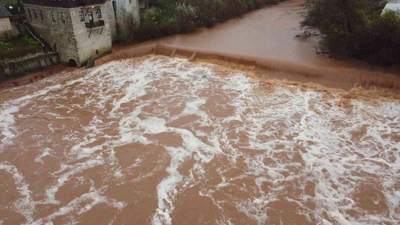 Bartın Irmağı’nda köpüklenmeler oluştu
