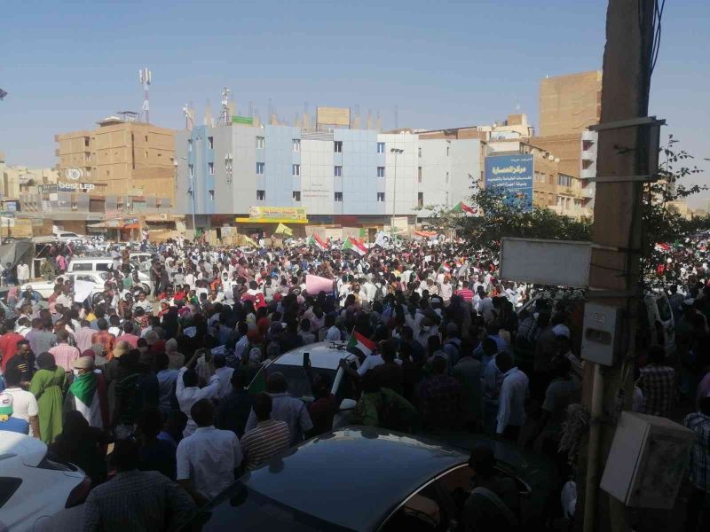 Sudan’da binlerce kişi askeri yönetime karşı yürüdü
