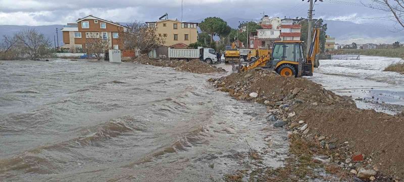 Denizin taşmasını önlemek için adeta baraj yaptılar
