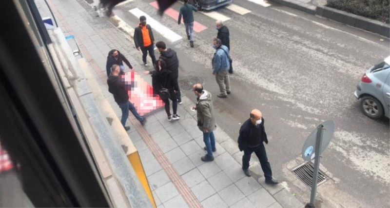 Düşen tabela büyük korkuya sebep oldu
