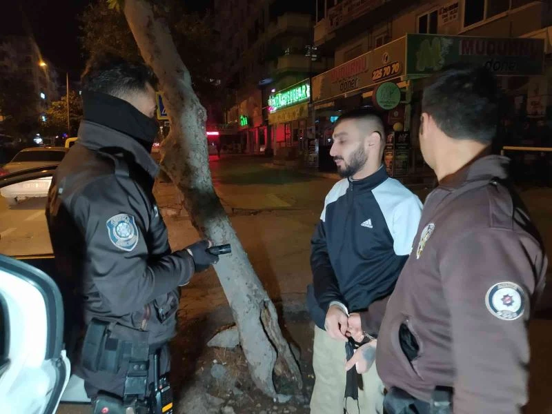 Çantasından hassas terazi ve satışa hazır halde uyuşturucu çıktı, bekçilere “Senin o zaman” diyerek kendini savundu
