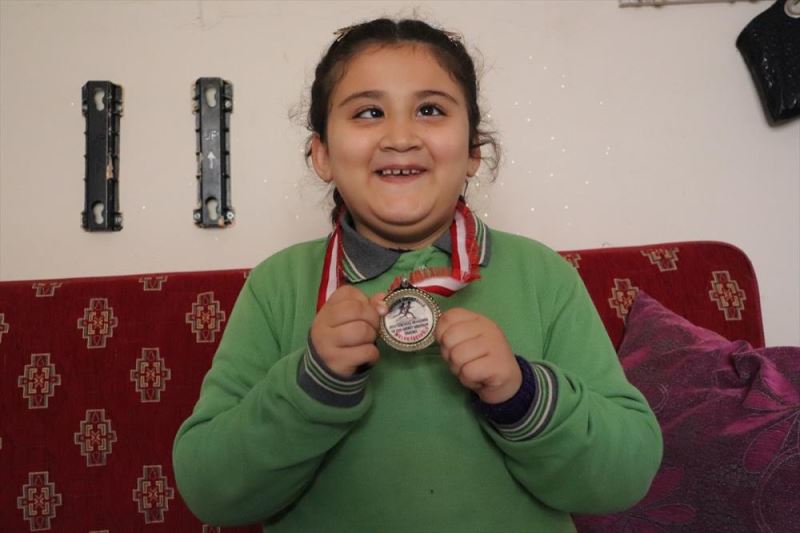 Görme engelli öğrencisinin madalya hayalini düzenlediği yarışla gerçekleştirdi