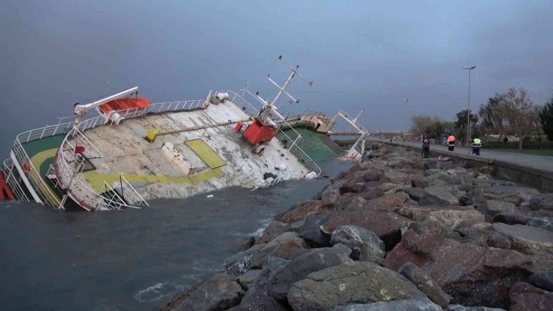 Maltepe’de fırtınada yan yatan geminin akıbeti gün ağarınca görüldü
