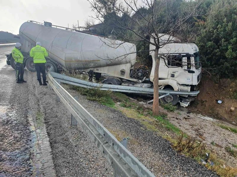 Çimento mikser kamyonu yoldan çıktı: 1 yaralı
