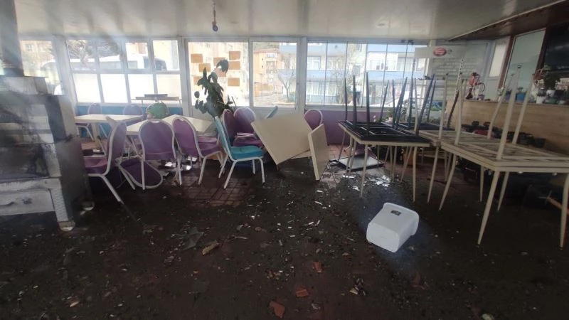 Şiddetli rüzgar kafeyi kullanılmaz hale getirdi
