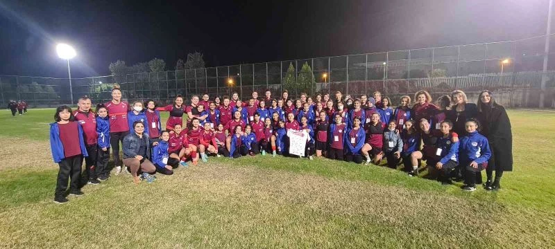 A Milli Kadın Futbol Takımı, Kır Çiçekleri ile buluştu
