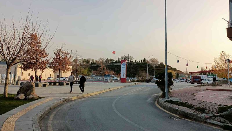 Rüzgardan yırtılmaması için Kalehöyükteki Türk Bayrağı kaldırıldı

