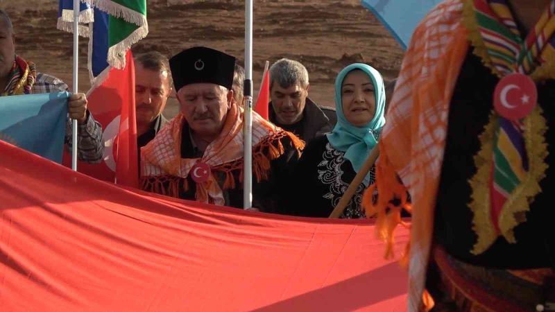 Türk ve Kazakistan bayraklarıyla yürüdüler, birlik ve beraberliğe dikkat çektiler
