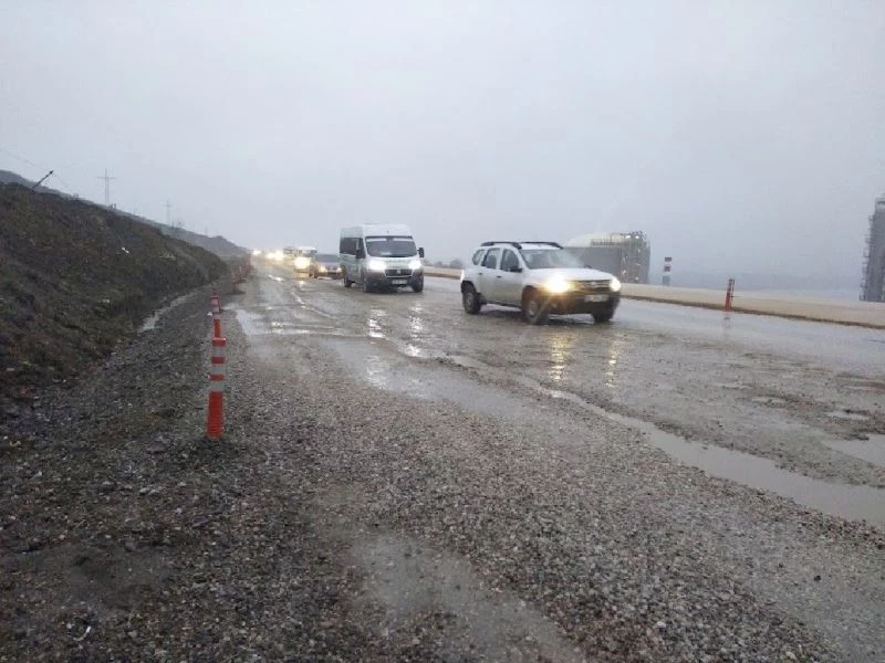 Fırtına ve yağış sonrası karayolu köstebek yuvasına döndü
