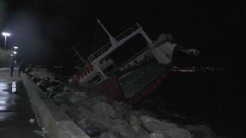 Maltepe’de sabah saatlerinde Lodos nedeniyle sürüklenen gemi yan yattı
