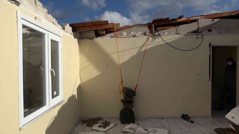 Lodos evlerinin çatılarını uçurdu: Çatının kalan kısmı uçmasın diye kaldırım taşı ile bağladılar
