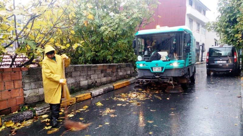 Beyoğlu Belediyesi ekipleri fırtına ve yağmurla mücadele için sahada
