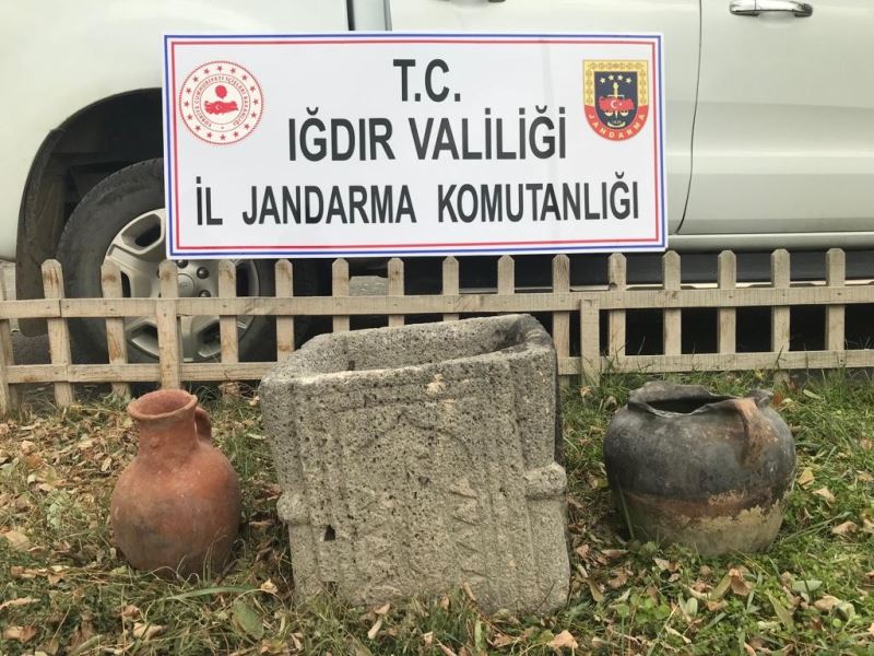 Iğdır’da tarihi dibek taşı, testi ve çömlek ele geçirildi
