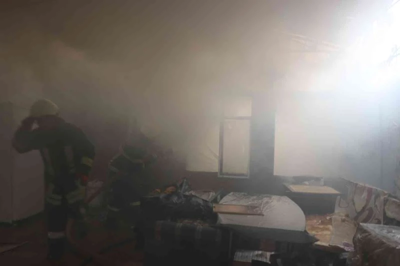 Hurdacı dükkanı, çıkan yangından dolayı kullanılamaz hale geldi
