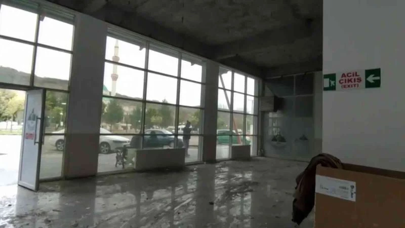 Asma tavanı göçen terminalde temizleme çalışmaları başladı
