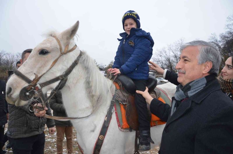 Özel öğrenciler “Atlı terapi” ile engelleri aşıyor
