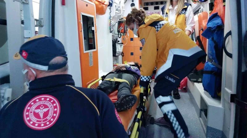 Şiddetli rüzgardan üzerlerine tabela düşen anne-oğul yaralandı
