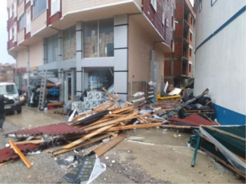 Sinop’ta fırtına: Evlerin çatısı uçtu
