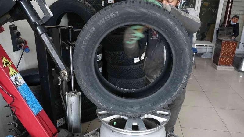 Erciş’teki oto lastikçilerde 1 Aralık yoğunluğu
