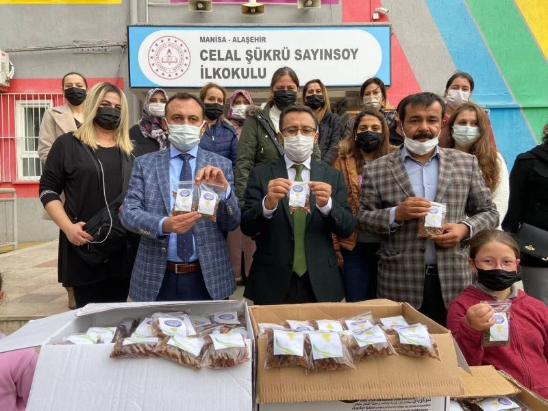 Alaşehirli öğrencilerden Elazığ’a üzüm hediyesi
